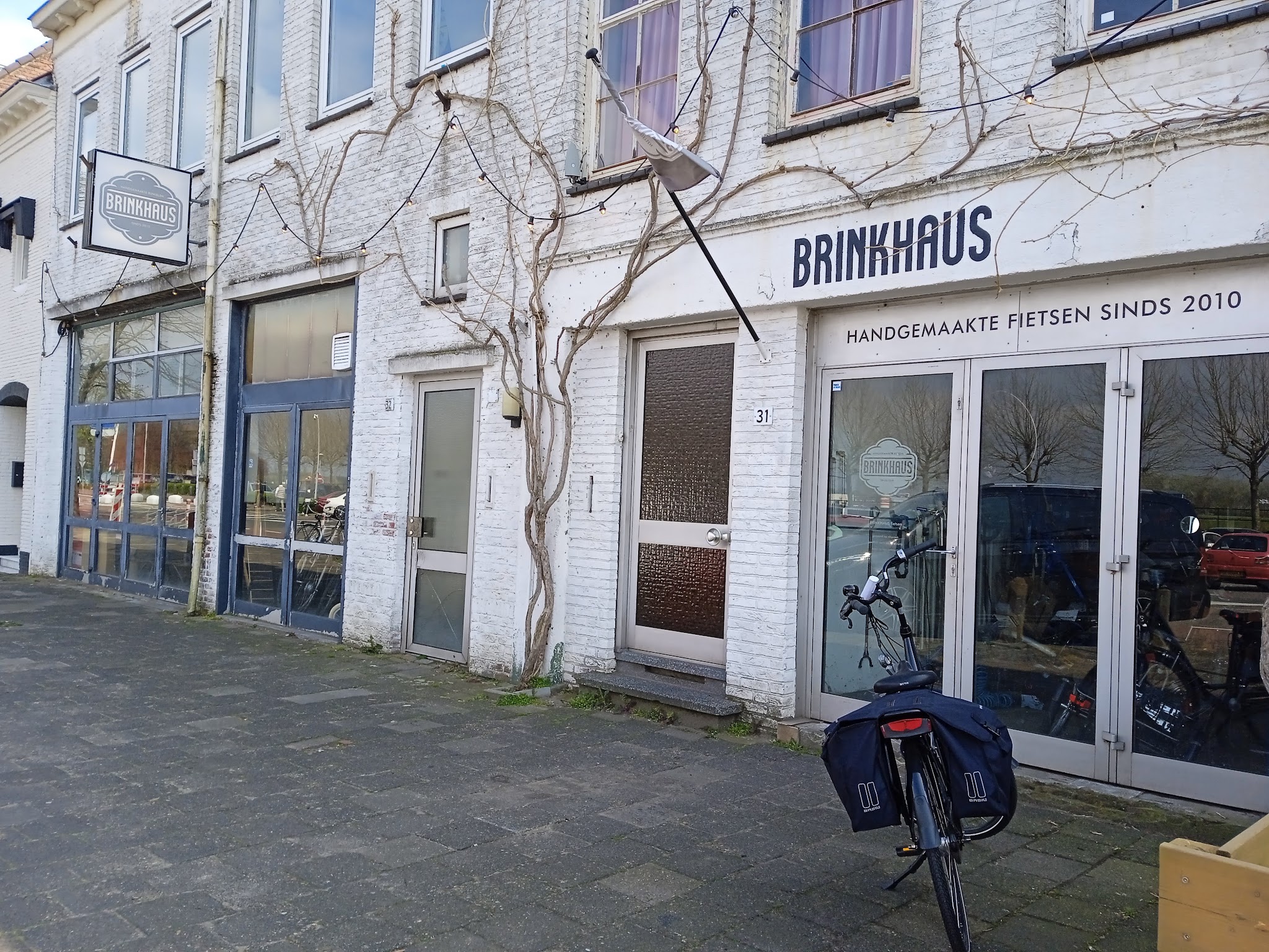 De werkplaats van BRINKHAUS aan de Maaskade 31 in Venlo, met het bord Handgemaakte fietsen sinds 2010