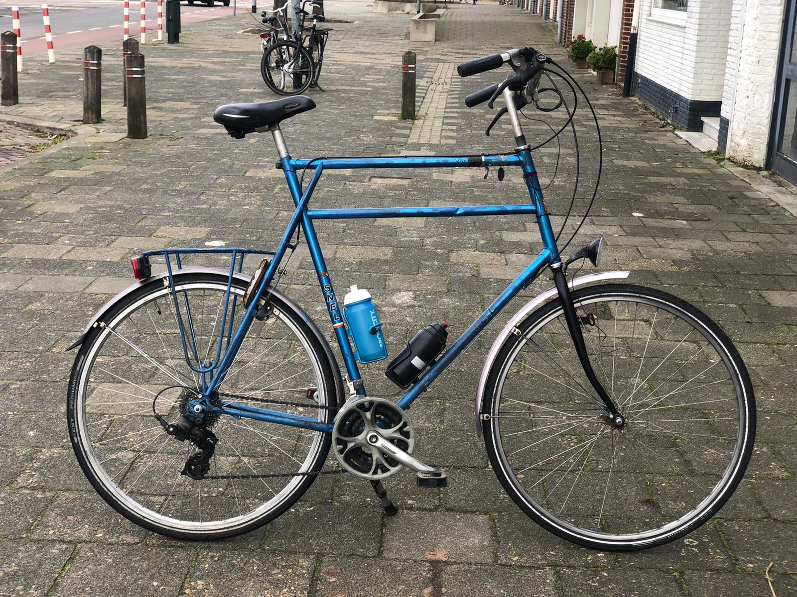 De blauwe Snelfiets van Rein van Schagen, weer rijklaar na de reparatie bij BRINKHAUS