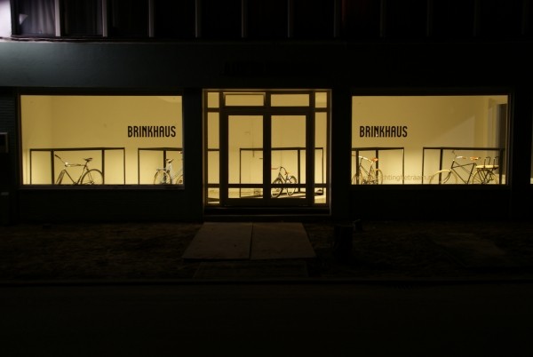 De raamexpositie van BRINKHAUS fietsen in Het Raam, 's avonds verlicht