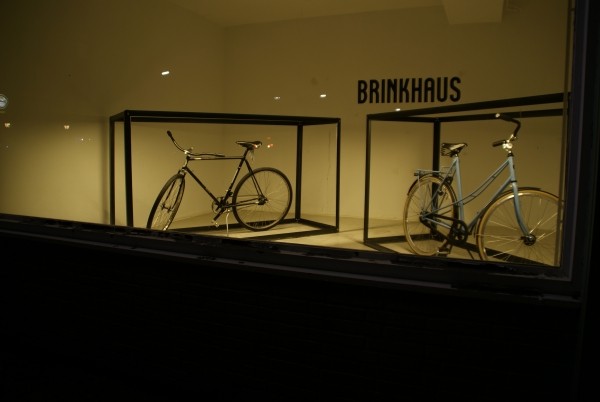 Twee BRINKHAUS-fietsen achter glas tijdens de expositie in Het Raam