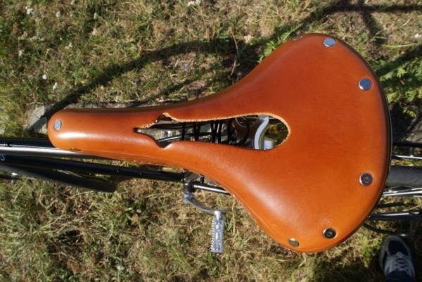 Close-up van een leren zadel op een BRINKHAUS-fiets