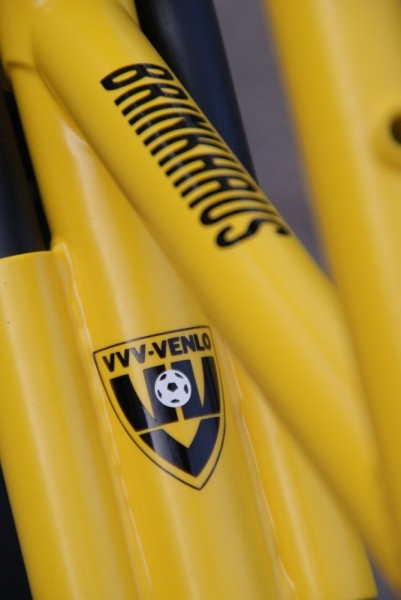 Geel frame met de naam BRINKHAUS en het logo van VVV-Venlo